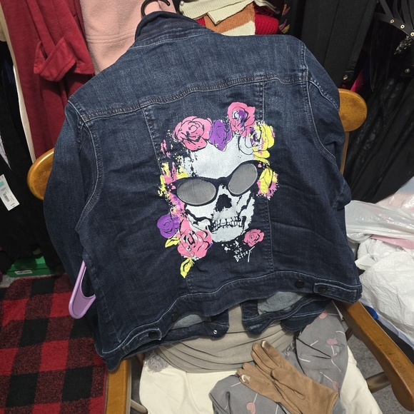 🍁🍂TORRID 2X Betsey Johnson Skull Denim Trucker Jacket - Dark Wash - Picture 2 of 8